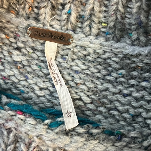 Free People warm and cozy boxy sweater size Large - Picture 3 of 4